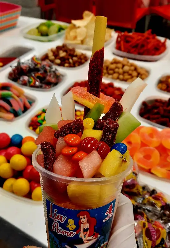 Vaso de fruta y dulces