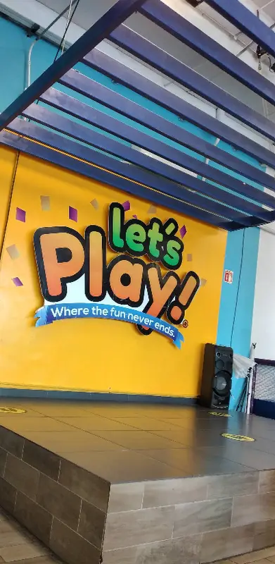 Mural del logo Let's Play en la tarima